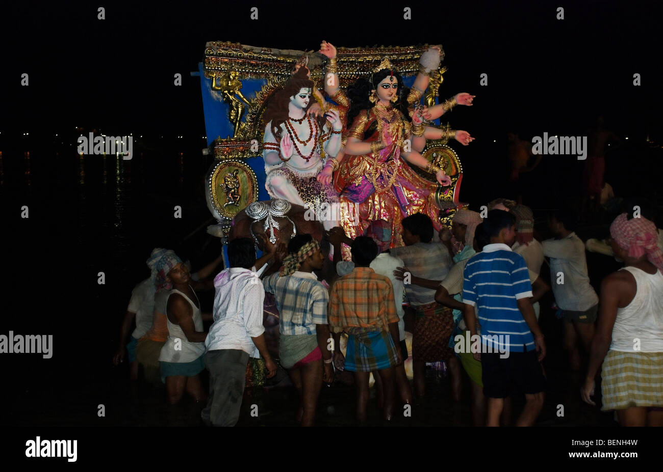 Durga immersion idole sur la rivière Hooghly Babughat Kolkata West Bengal India Banque D'Images