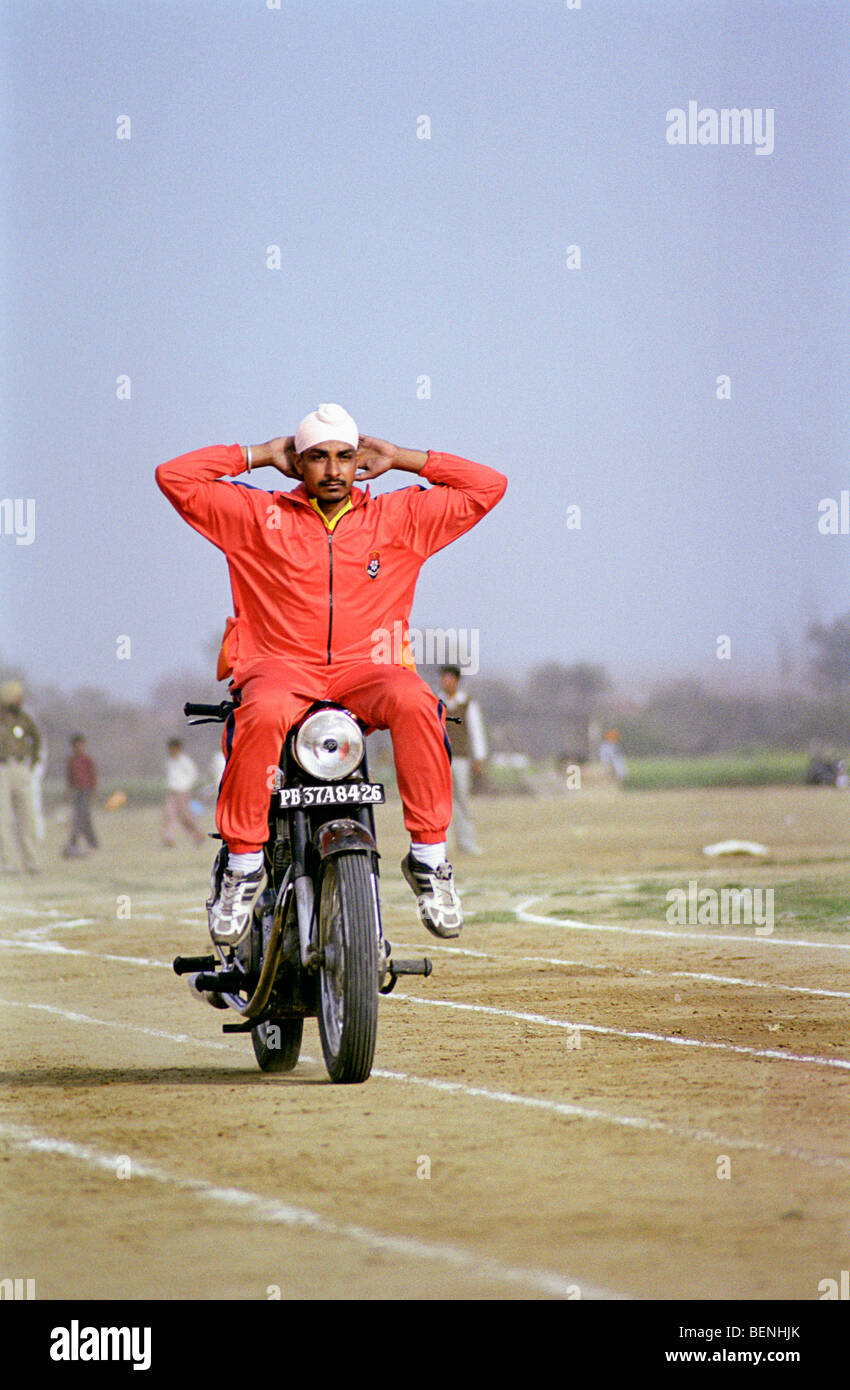 Stuntman lors des Jeux Olympiques ruraux Kila Raipur Punjab Inde Banque D'Images