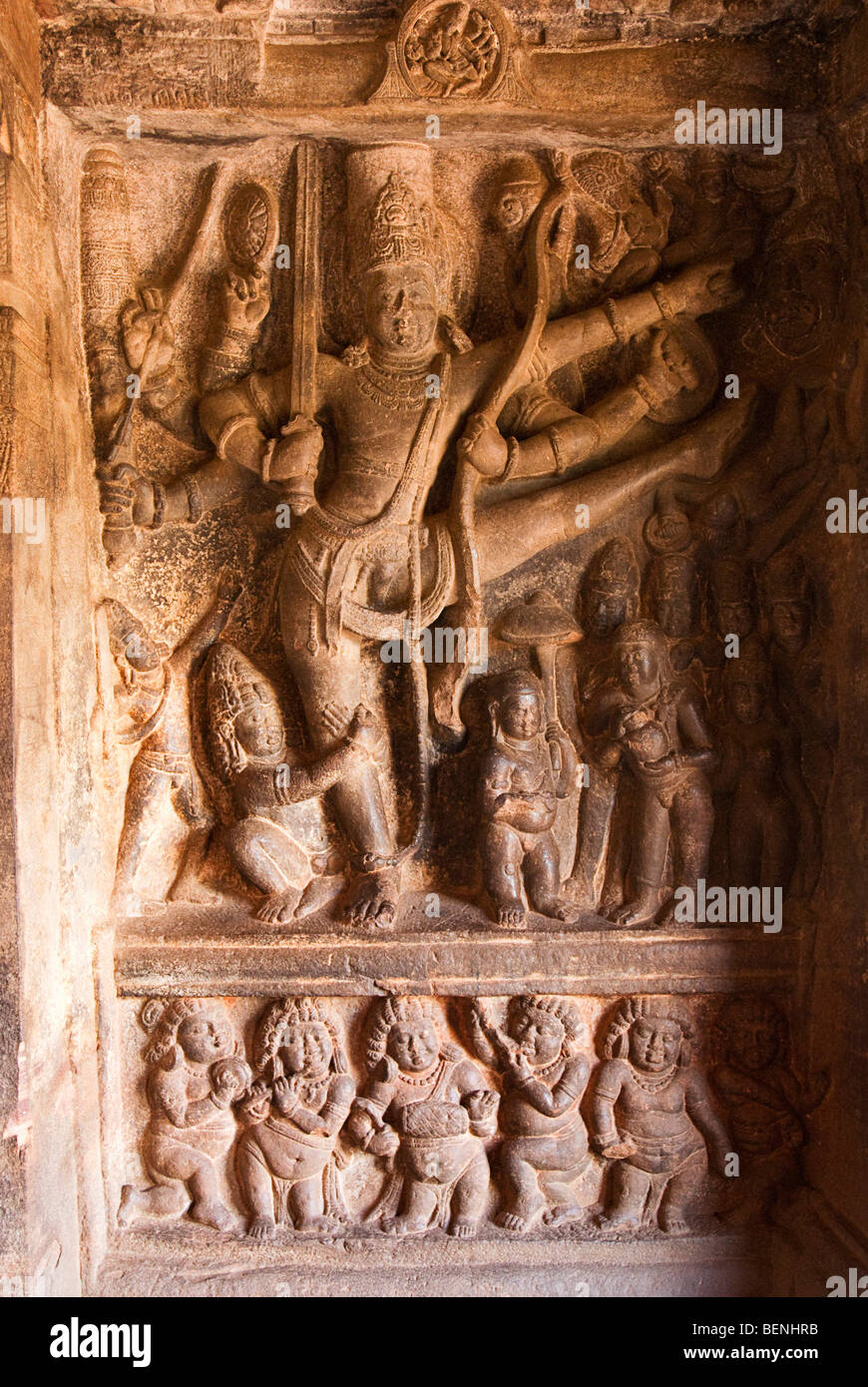 Vishnou Trivikrama sculpture dans la grotte 2 de la grotte Badami temples construits à la fin du vie siècle de notre ère par Pulekeshi J Badami Banque D'Images