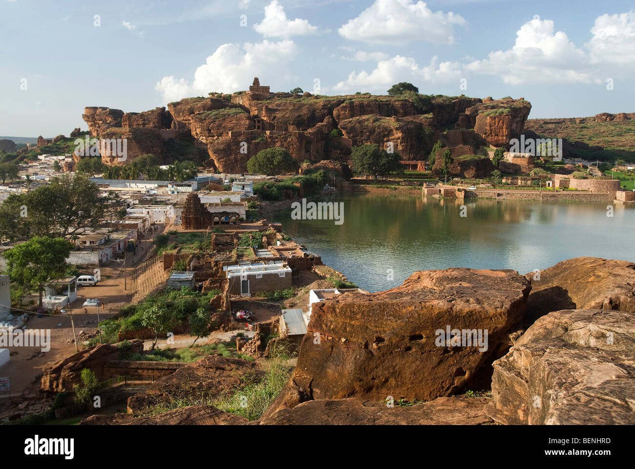 Un birds eye view de Badami situé dans un ravin au pied d'un affleurement de grès rouge qui entoure le lac Agastya Badami Banque D'Images