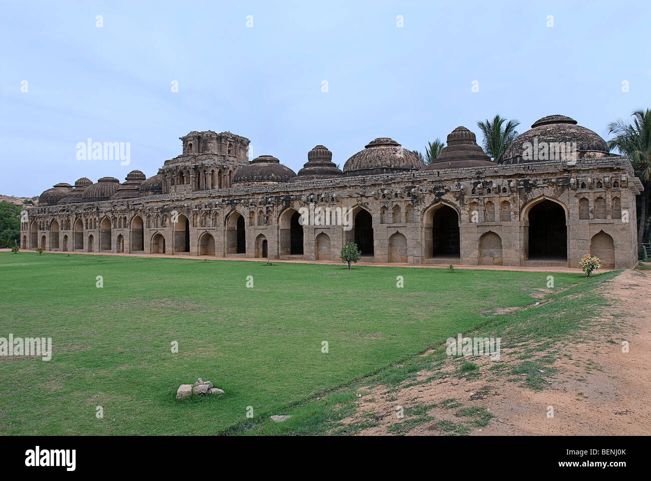 Écuries de l'éléphant d'une façade d'ouvertures en plein cintre et les niches en style Bahmani Hampi Karnataka Inde Banque D'Images