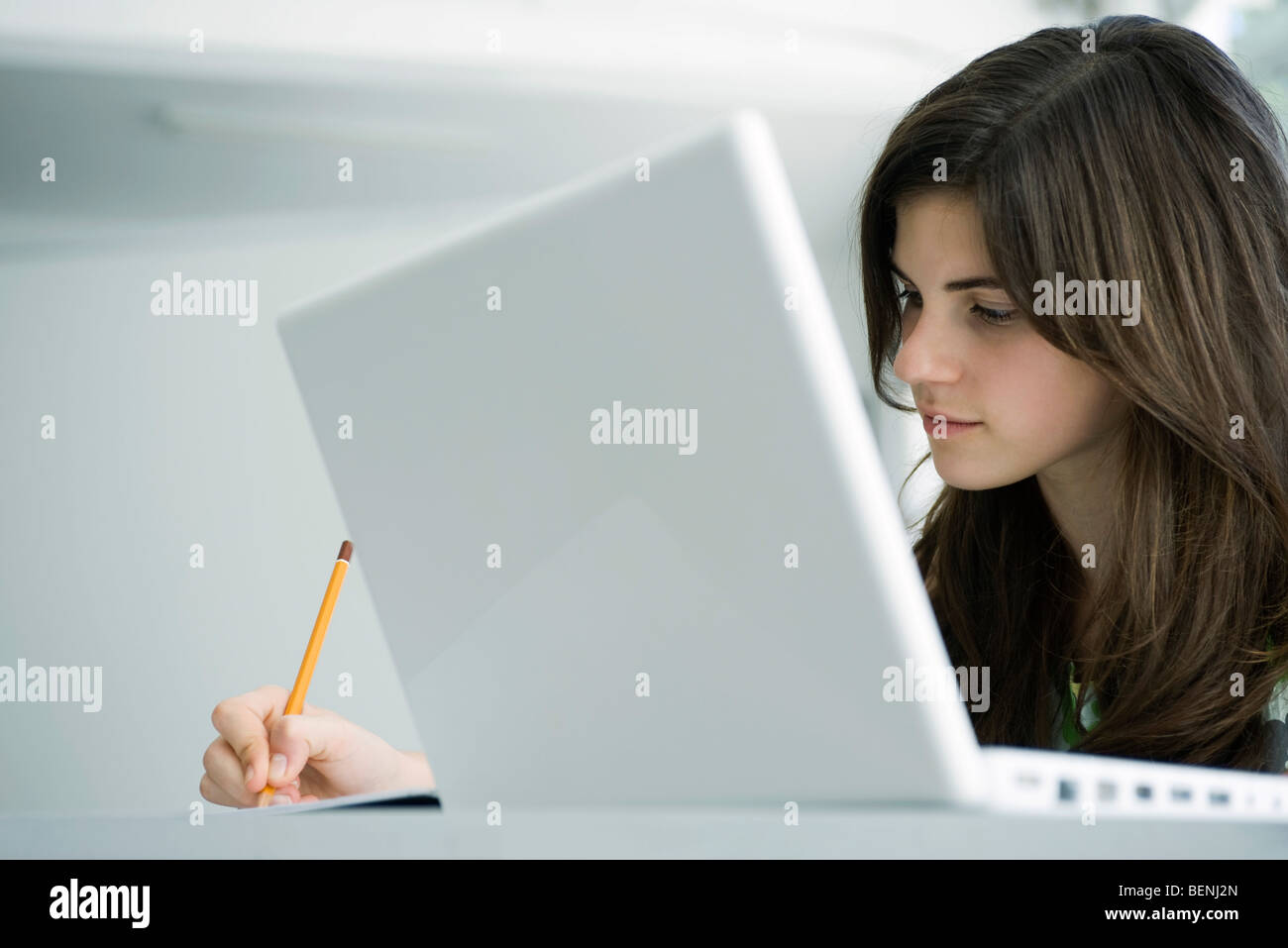 High school student occupé à faire leurs devoirs Banque D'Images