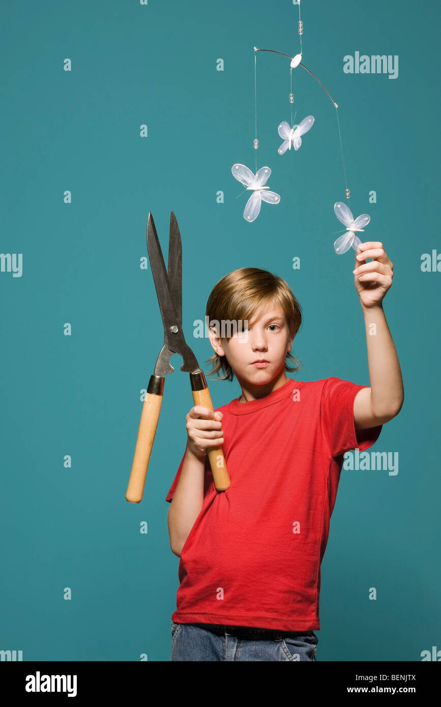 Boy holding mobile papillon ci-dessous, les clippers de couverture Banque D'Images