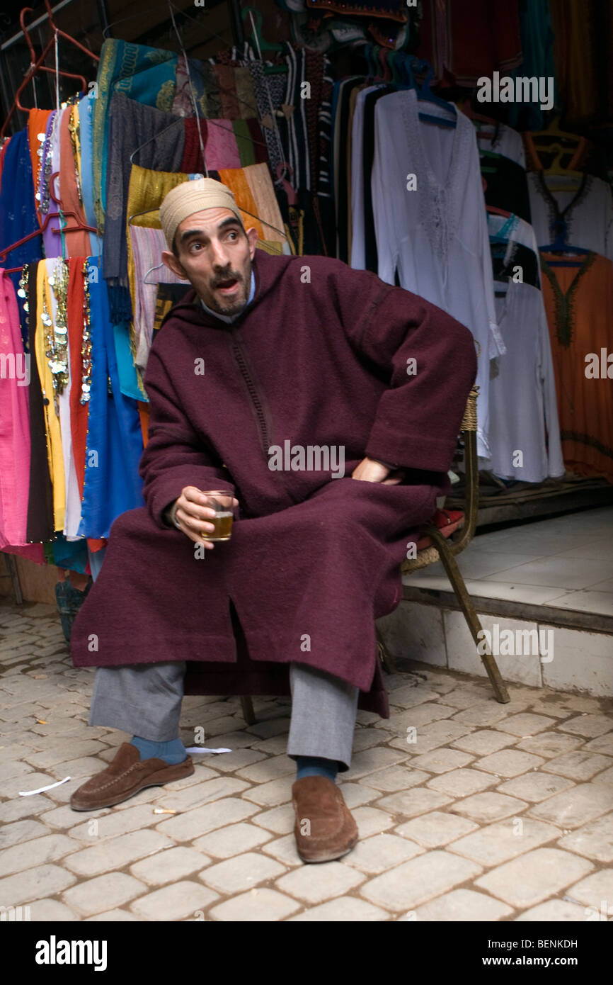 Shopowner boire le whisky berbère aka thé, Marrakech, Maroc Banque D'Images