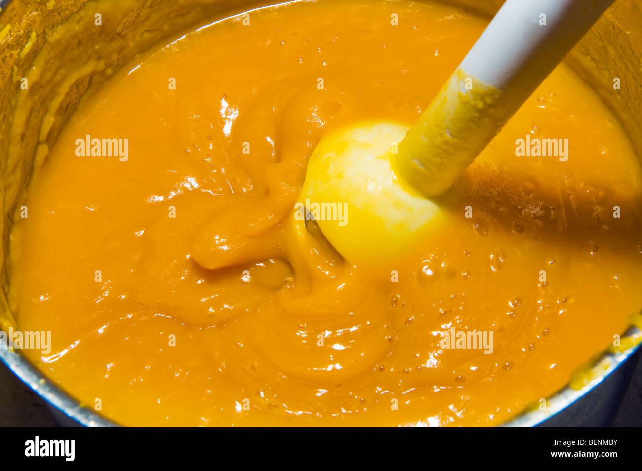 Fun pour faire soupe au potiron pot purée mixer l'effort de déformation produisent de cuisine mélangeur immersion pumpkinsoup production Banque D'Images