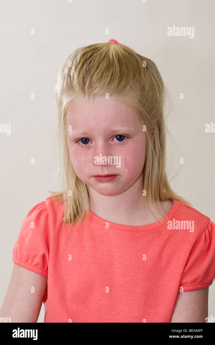 Portrait 6 ans, fille en pleurs, avec une profonde tristesse l'abandon abandonné écrasé l'expression faciale des émotions émotionnelle profonde émotion colère en colère Banque D'Images