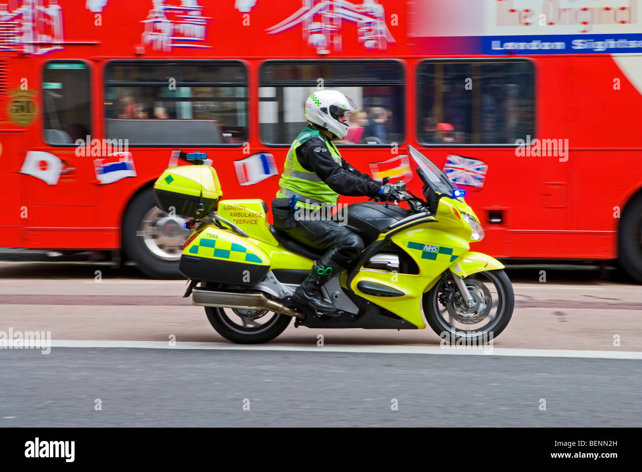 London Ambulance Service ambulancier à moto, Haymarket, Londres, Angleterre, Banque D'Images