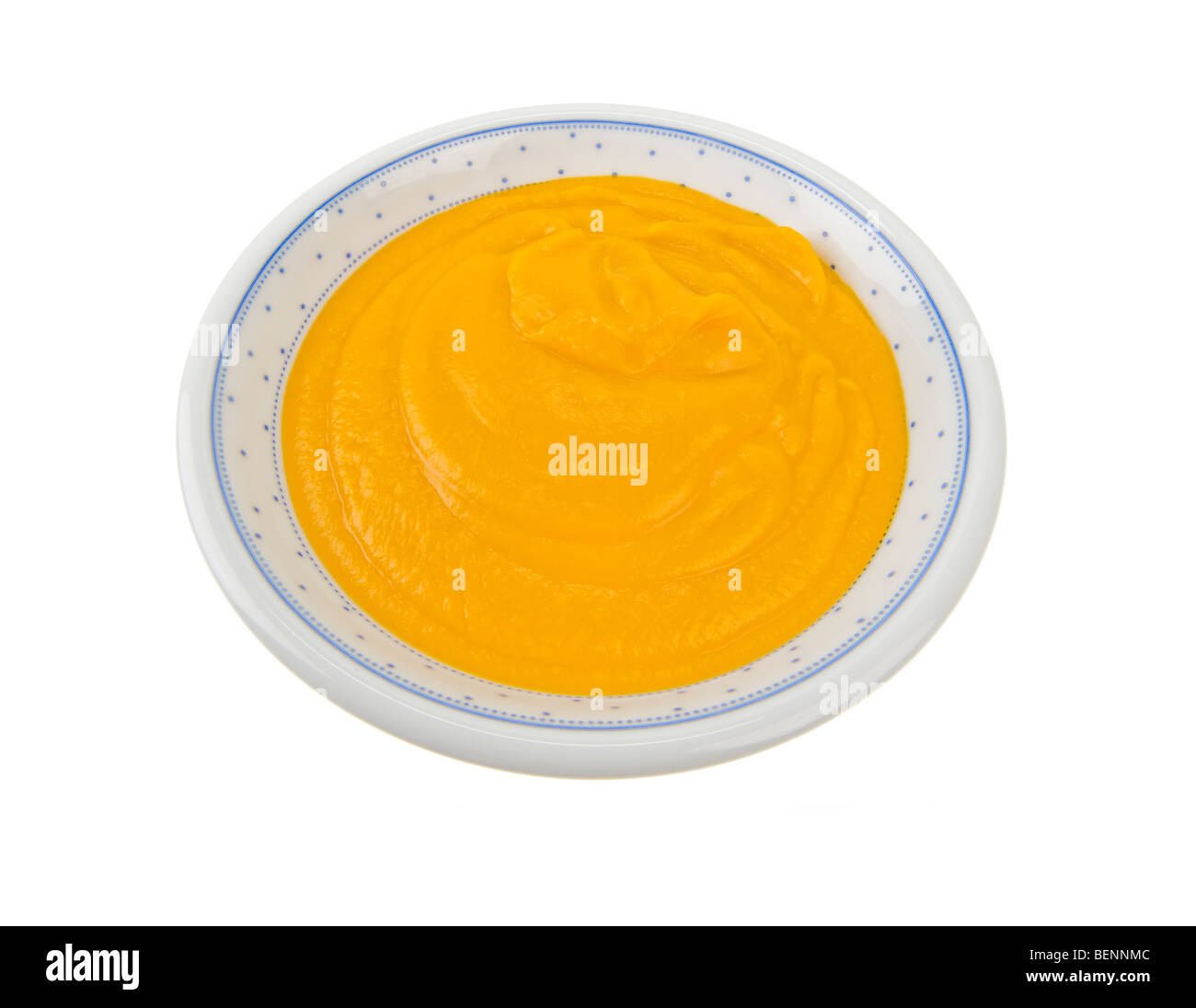 Servir la soupe de potiron repas pumpkinsoup soupplate plaque jaune orange blanc halloween liquide démarreur frais ajouter inscrivez-vous enclo Banque D'Images