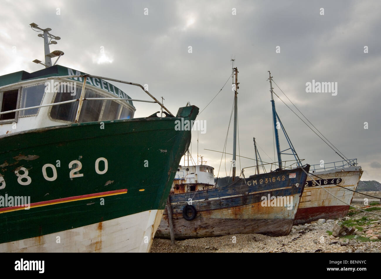 Les épaves de vieux bateaux de pêche des chalutiers dans le port de Camaret-sur-Mer, Finistère, Bretagne, France Banque D'Images