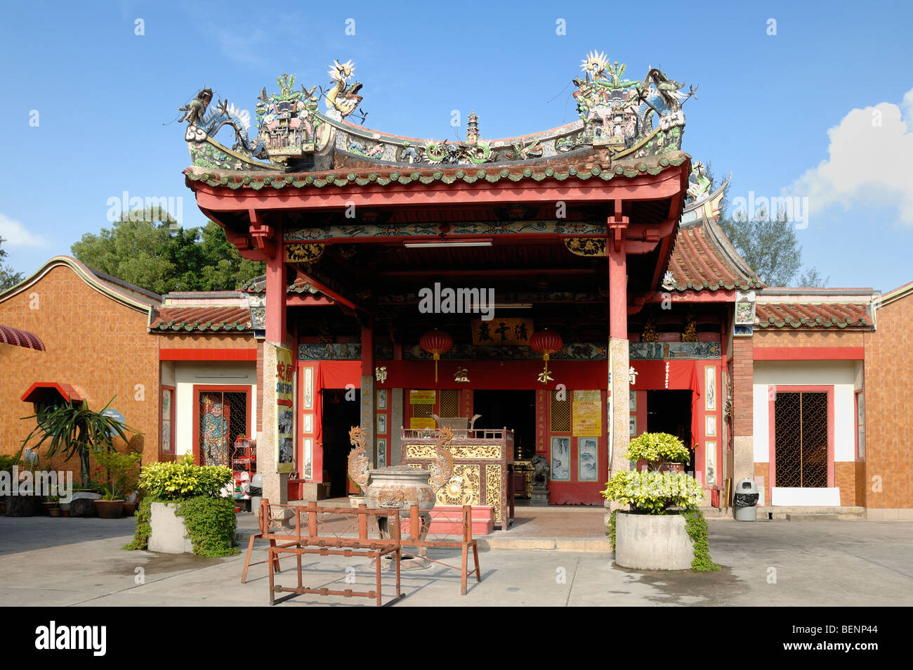 Entrée, porche et façade extérieure du Temple du serpent chinois, alias le Temple des nuages d'Azur, Georgetown Penang Malaisie Banque D'Images