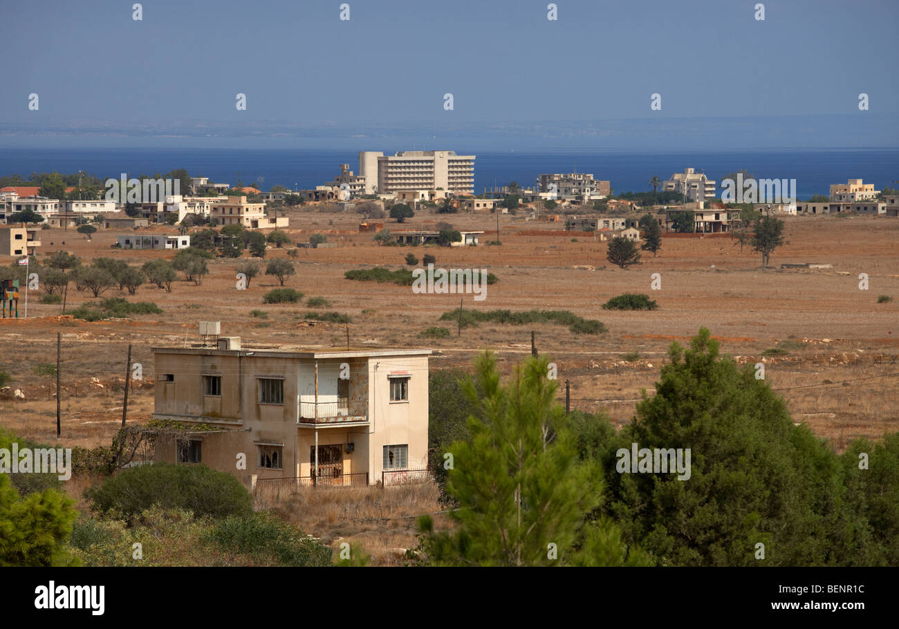 Varosha abandonnés ville fantôme dans la zone tampon des Nations Unies dans la ligne verte divisant le nord et le sud de Chypre à Famagouste Banque D'Images