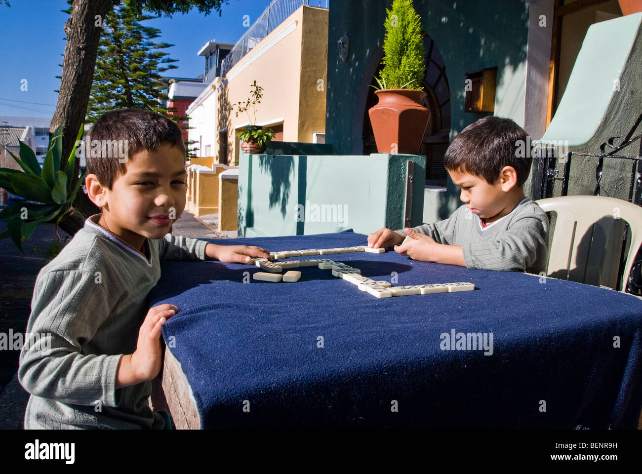 Twins playing domino dans les rues du quartier Bo Kap. Cape Town, Afrique du Sud, l'Afrique. Banque D'Images