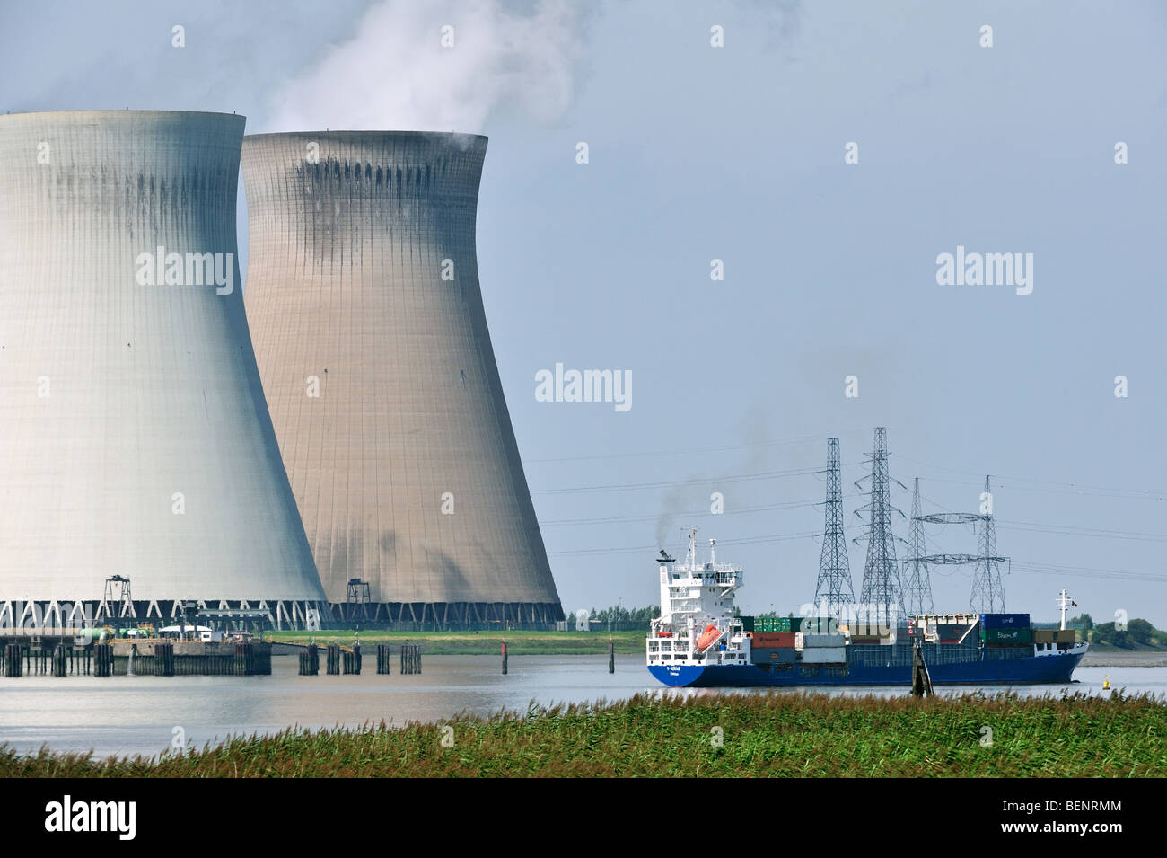 Porte-conteneurs sur l'escaut devant les tours de refroidissement de la centrale nucléaire de Doel, en Belgique Banque D'Images Porte-conteneurs sur l'escaut devant les tours de refroidissement de la centrale nucléaire de Doel, en Belgique Banque D'Images