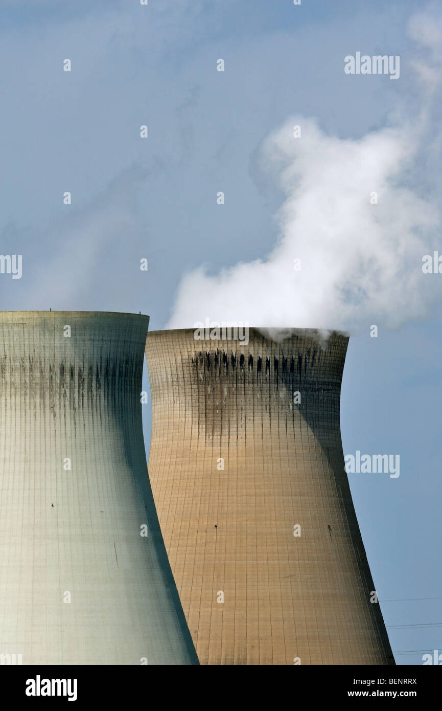 Les tours de refroidissement de la centrale nucléaire Banque D'Images Les tours de refroidissement de la centrale nucléaire Banque D'Images