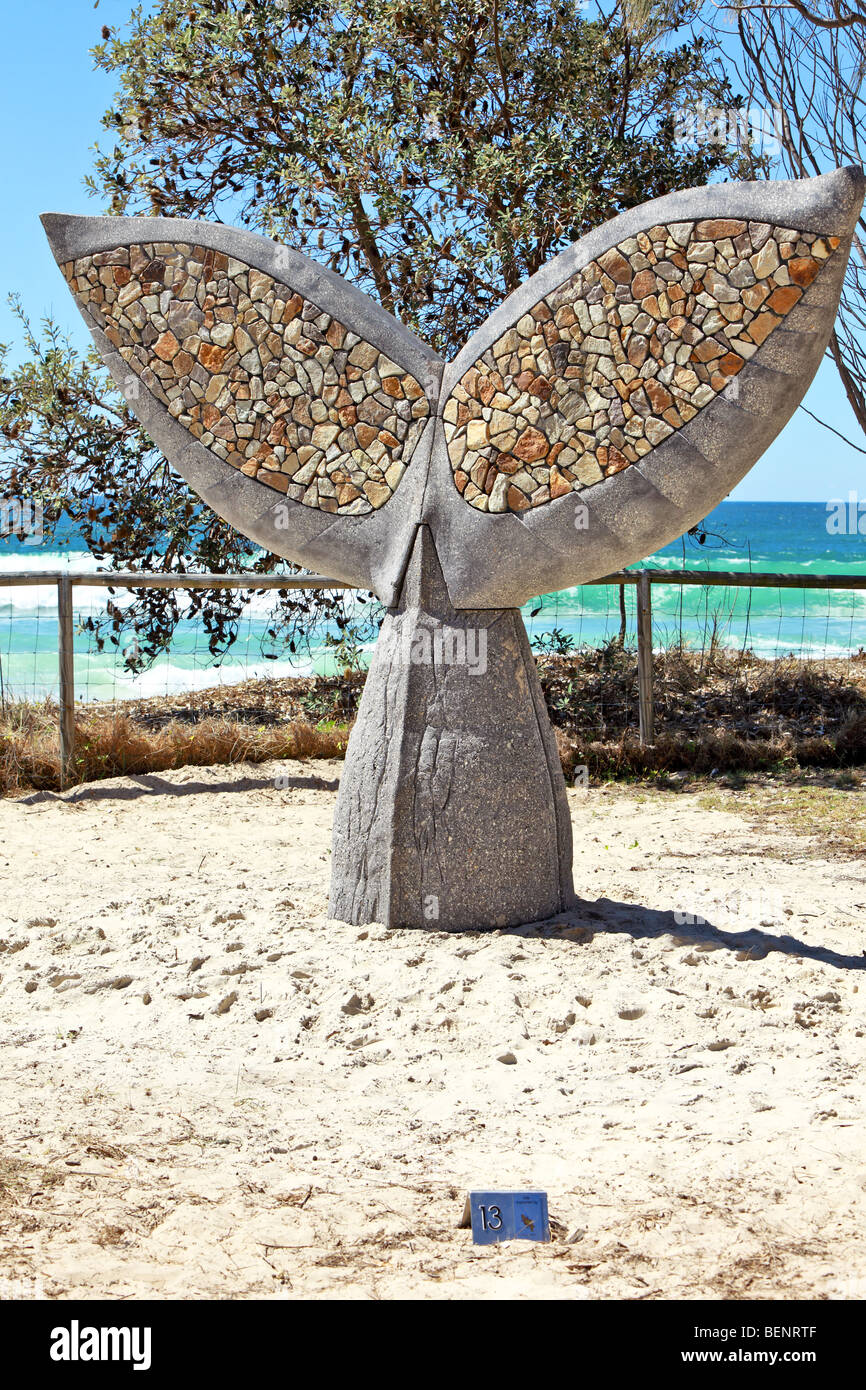 Sculpture queue de baleine sur l'affichage à l'océan à un festival des arts Banque D'Images