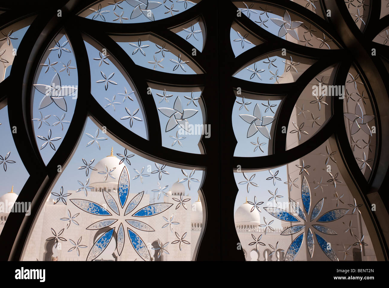 Belle porte en verre avec mosaïques en mosquée Sheikh Zayed Bin Sultan Al Nahyan, Abu Dhabi Banque D'Images