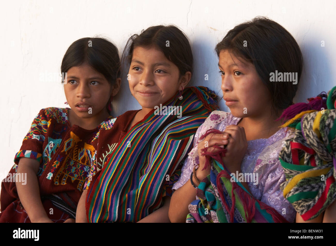 Les filles indiennes mayas du Guatemala de Chajul, El Quiché, vêtus de leurs vêtements traditionnels. Photographie par SEAN SPRAGUE Banque D'Images