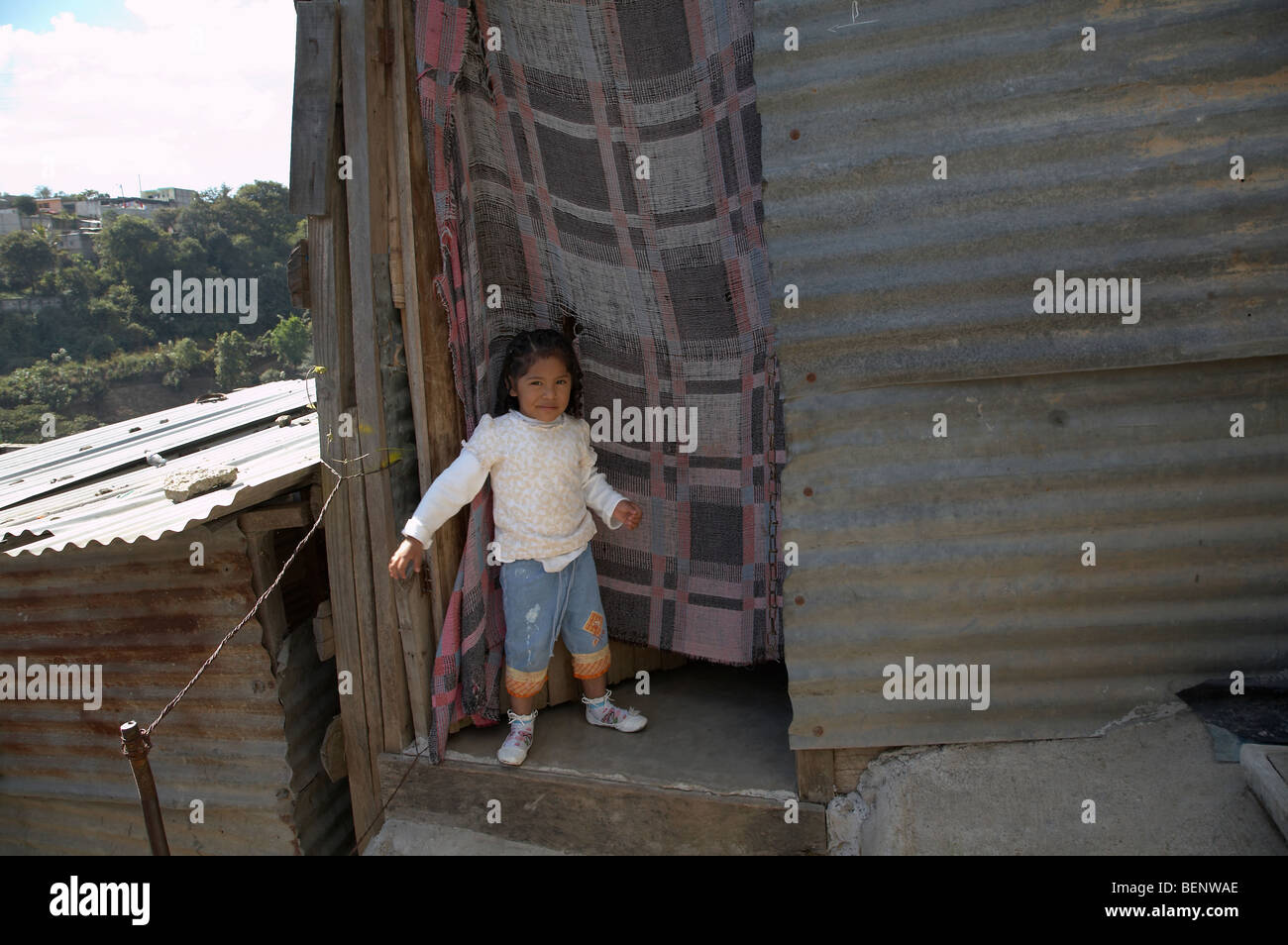 GUATEMALA El Paraiso II dans la Zona 18 de la ville de Guatemala, l'un des plus dangereux de la capitale des bidonvilles. Enfant et cabane en tôle. Banque D'Images