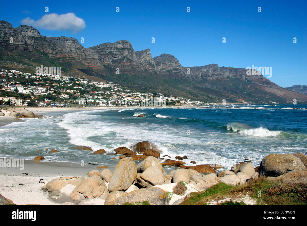 Clifton Bay et plage abritée par les Lions Head et douze apôtres, Le Cap, Afrique du Sud Banque D'Images