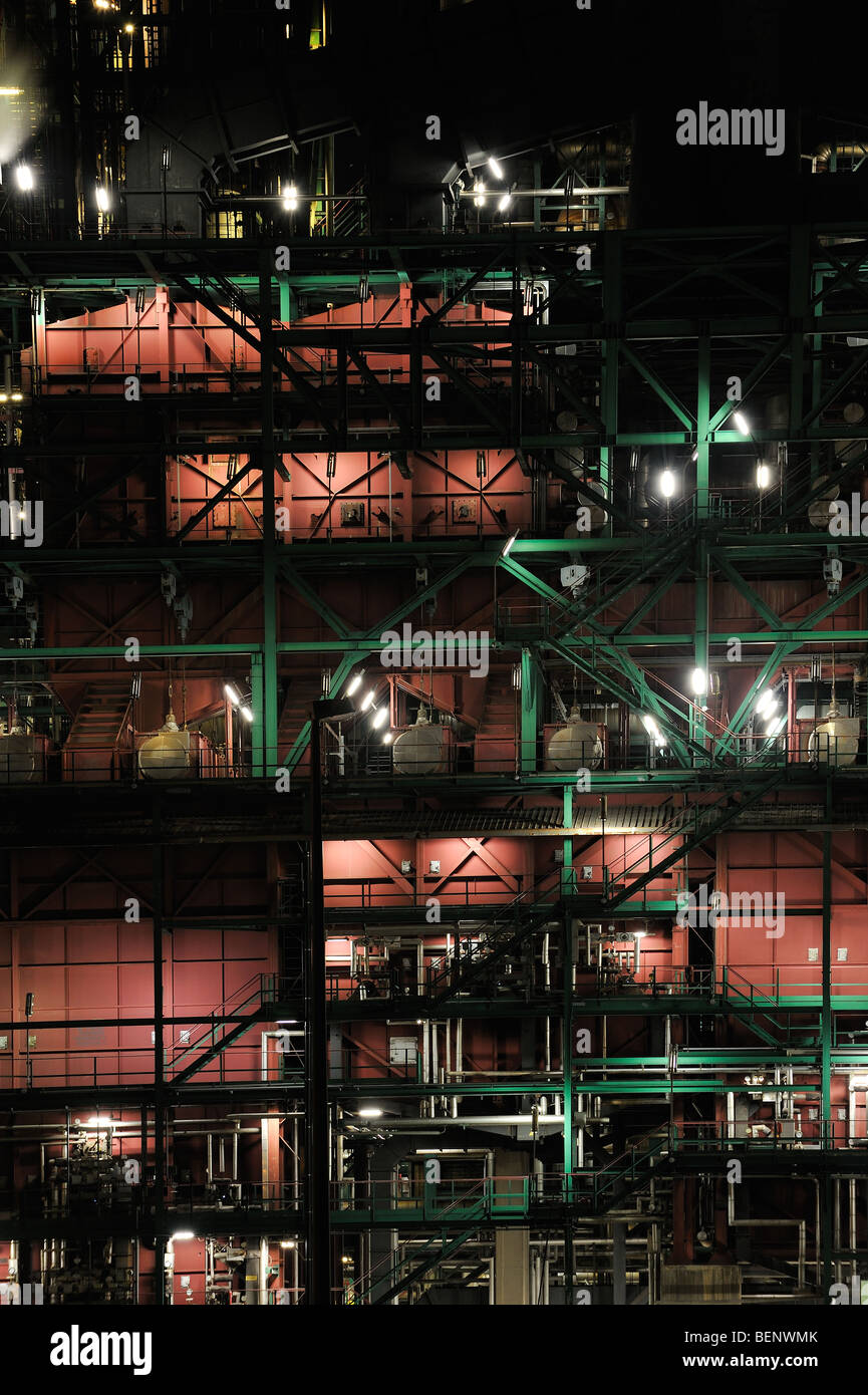 Raffinerie de pétrole dans l'industrie pétrochimique dans le port d'anvers la nuit, Belgique Banque D'Images