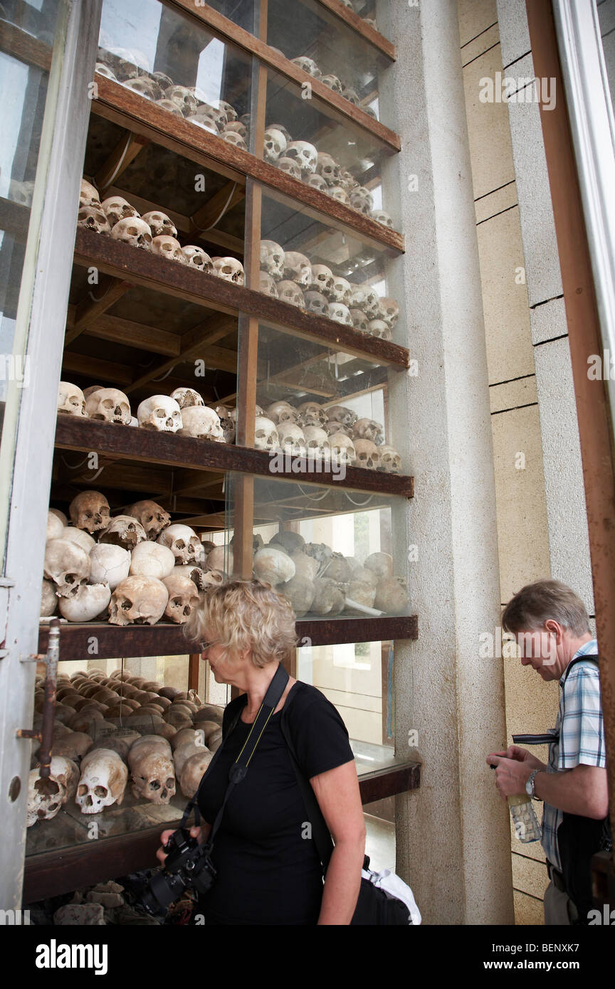 Ces champs de la mort au Cambodge, Mémorial National de Phnom Penh. Les crânes de victimes tués par les Khmers rouges. Banque D'Images