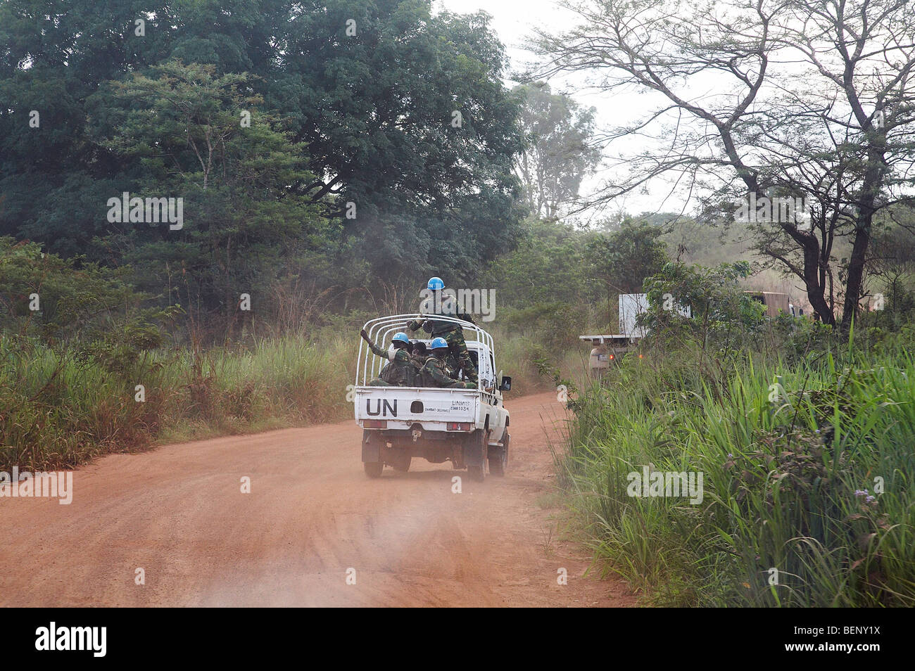 De l'ONU patrouille armée du Soudan du Sud l'escorte de véhicules sur la route à Djouba Yei. PHOTO par SEAN SPRAGUE 2008 Banque D'Images