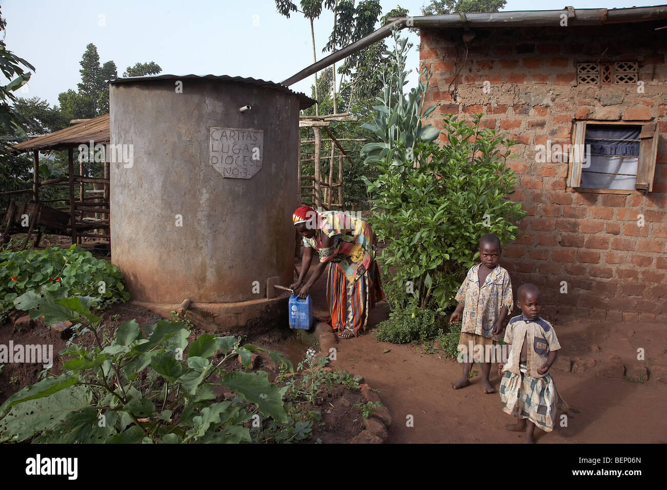 Femme de l'Ouganda la collecte de l'eau potable à partir de la cuve Banque D'Images