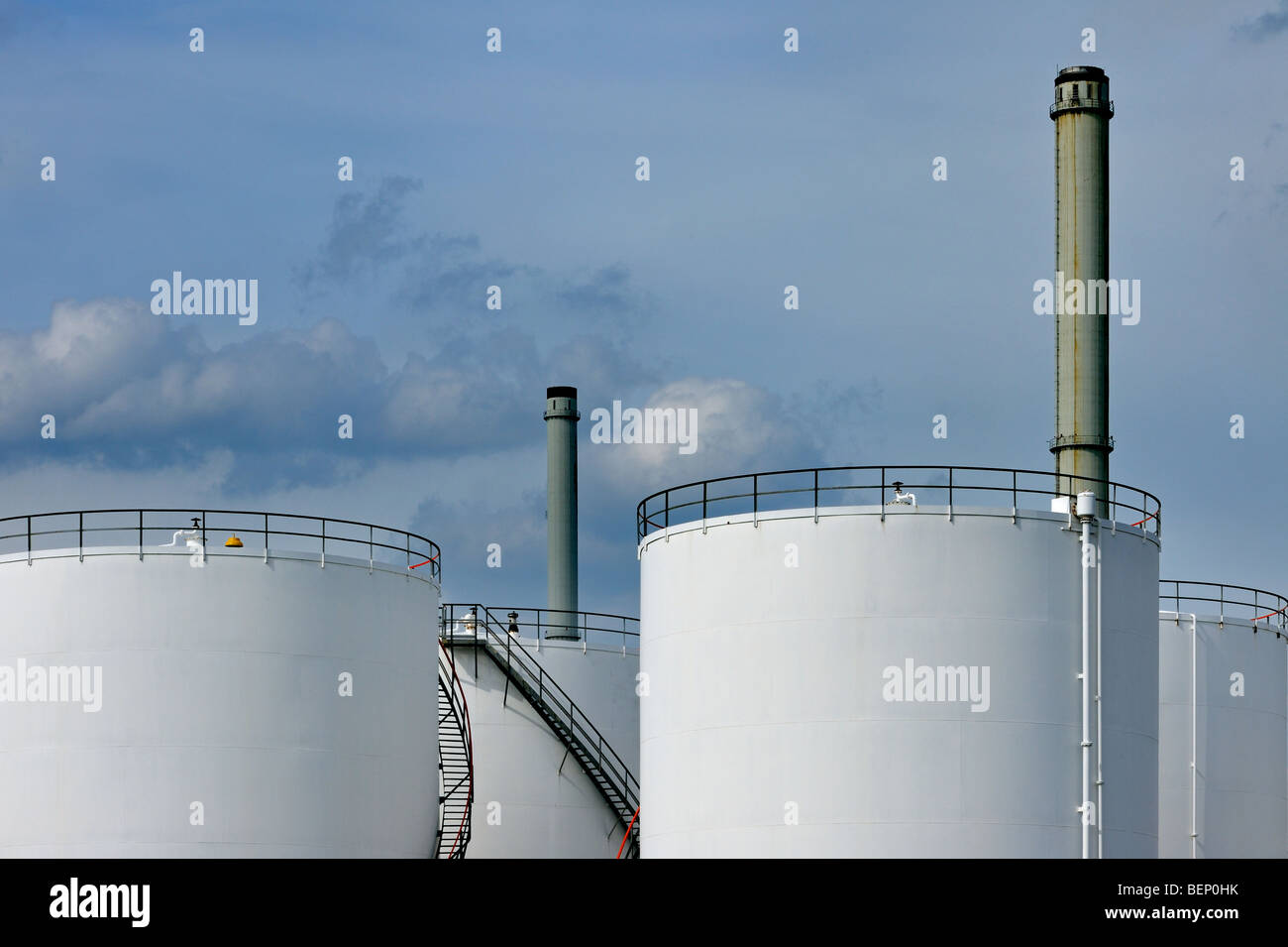 Réservoirs de stockage d'une raffinerie de pétrole à partir de l'industrie pétrochimique Banque D'Images