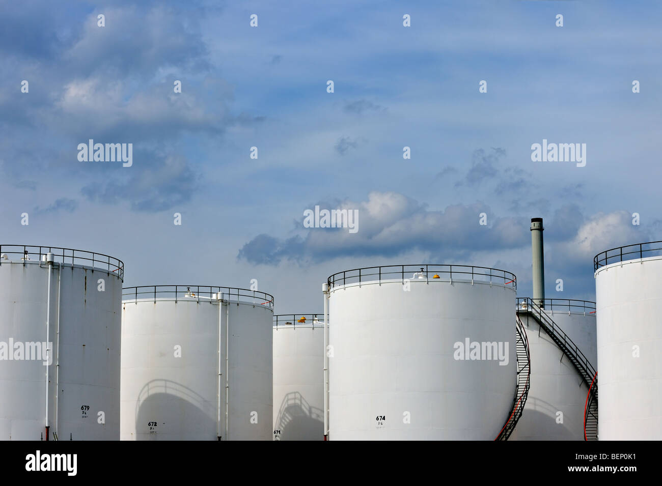 Réservoirs de stockage d'une raffinerie de pétrole à partir de l'industrie pétrochimique du port d'Anvers, Belgique Banque D'Images