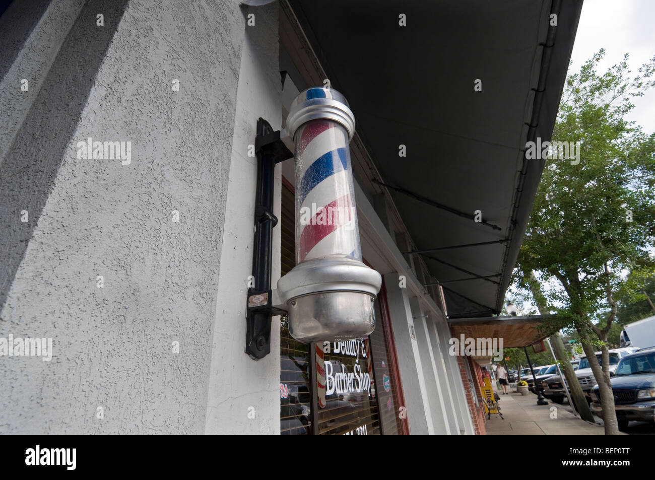 Beauté et coiffure avec mât petite ville Banque D'Images