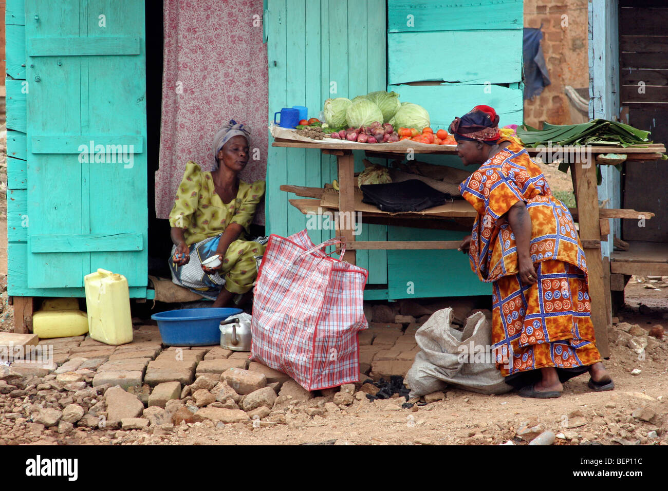 Black woman buying vegetables de vendeur de rue dans la ville de Kampala, Ouganda, Afrique du Sud Banque D'Images