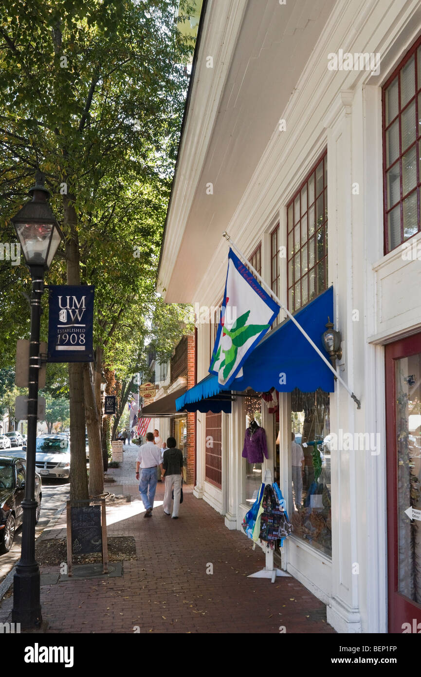 Boutiques sur Caroline Street (la rue principale) dans la vieille ville historique, Fredericksburg, Virginia, USA Banque D'Images