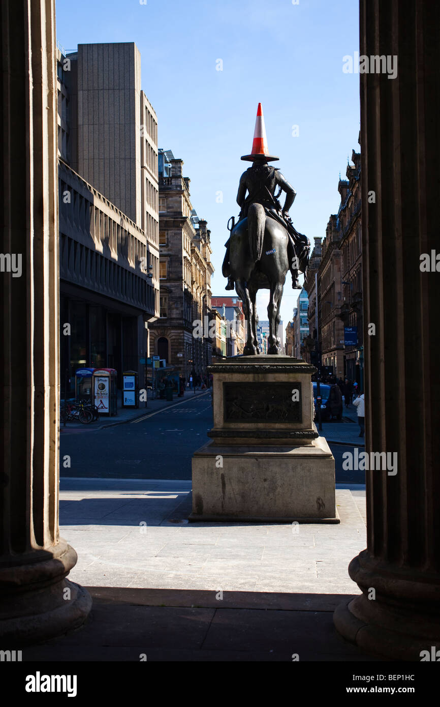 Statue du duc de Wellington, avec le parking traditionnel cône sur la tête, à l'extérieur de la galerie d'Art Moderne, Glasgow Banque D'Images