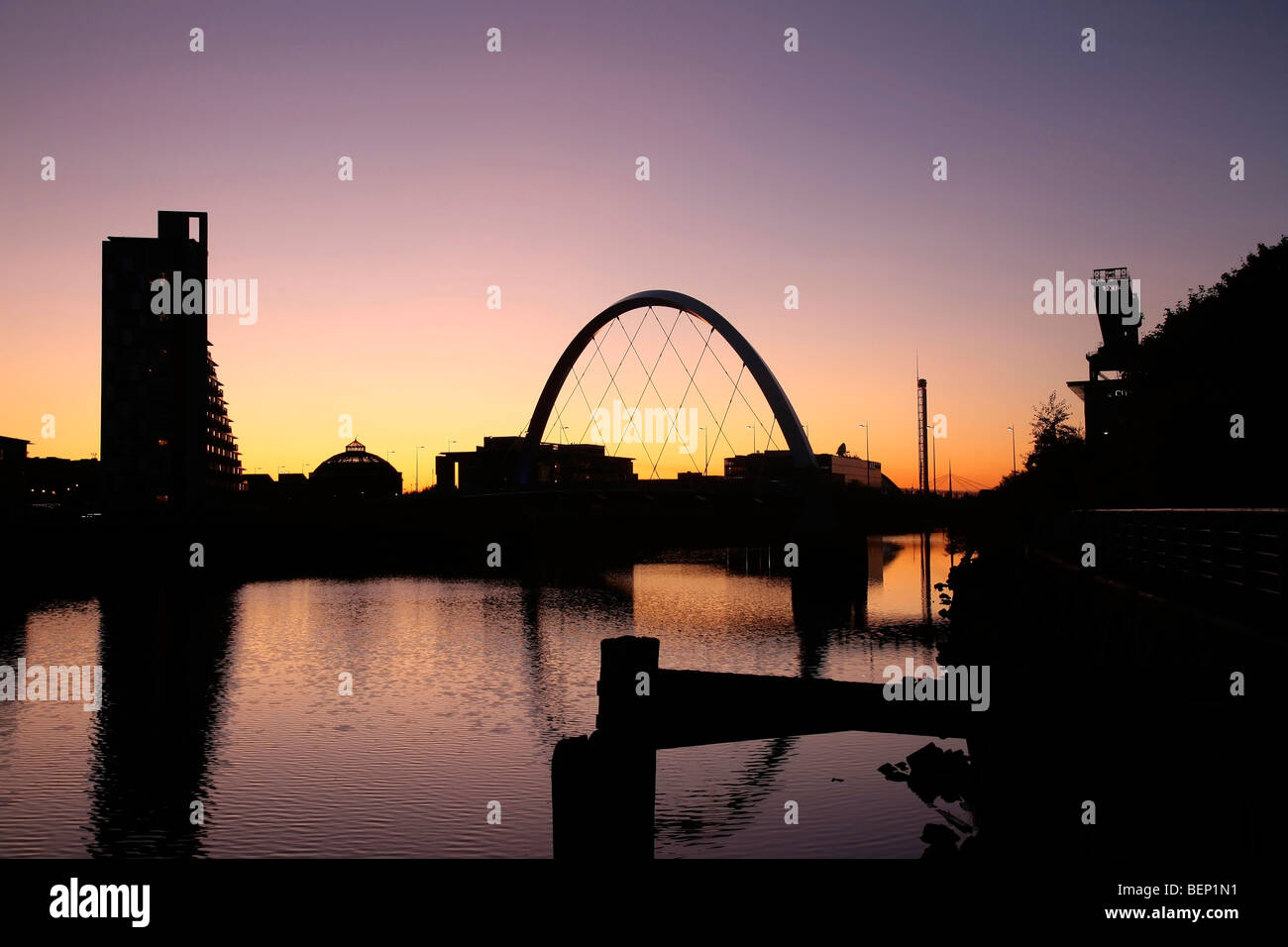 Le Glasgow Clyde Arc et grue Finneston au coucher du soleil. Banque D'Images