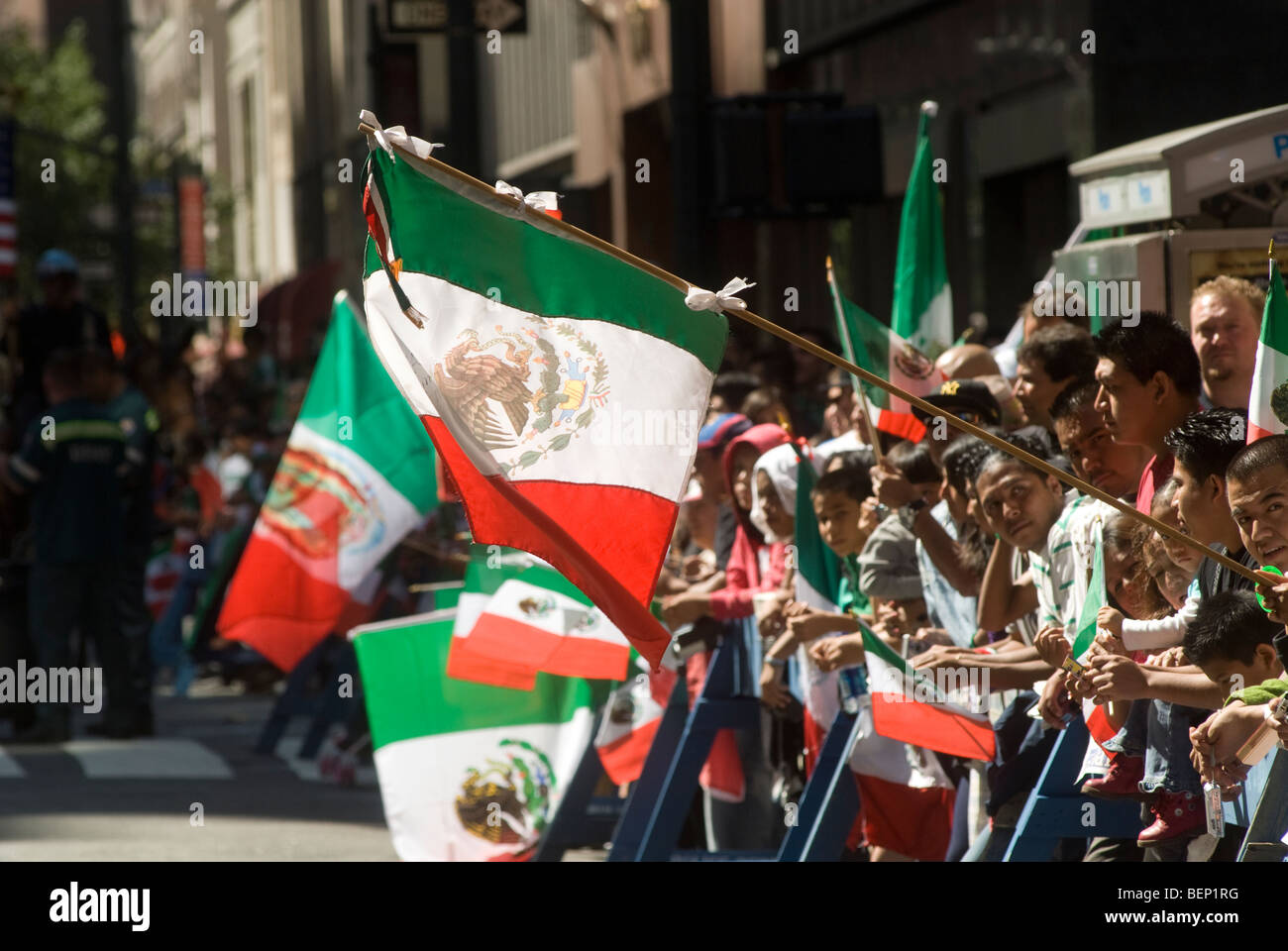 Chicanos recueillir sur Madison Avenue à New York pour le défilé annuel du Jour de l'indépendance mexicaine Banque D'Images