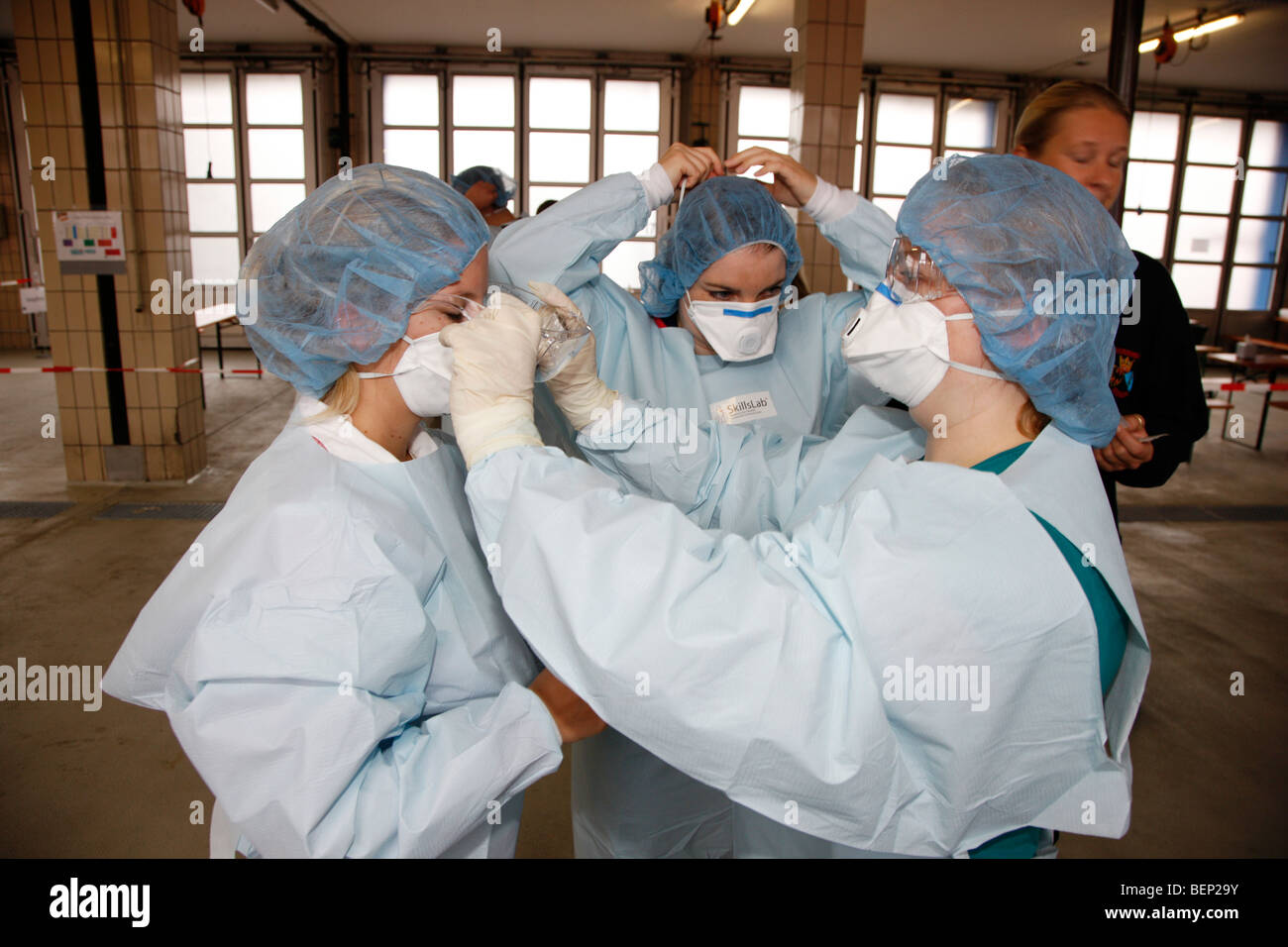 Exercice d'une brigade de pompiers, la vaccination de masse contre un virus pandémique, l'exercice, Essen, Allemagne. Banque D'Images