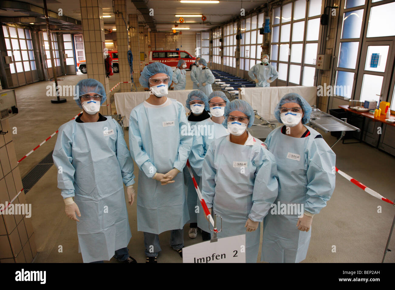 Exercice d'une brigade de pompiers, la vaccination de masse contre un virus pandémique, l'exercice, Essen, Allemagne. Banque D'Images