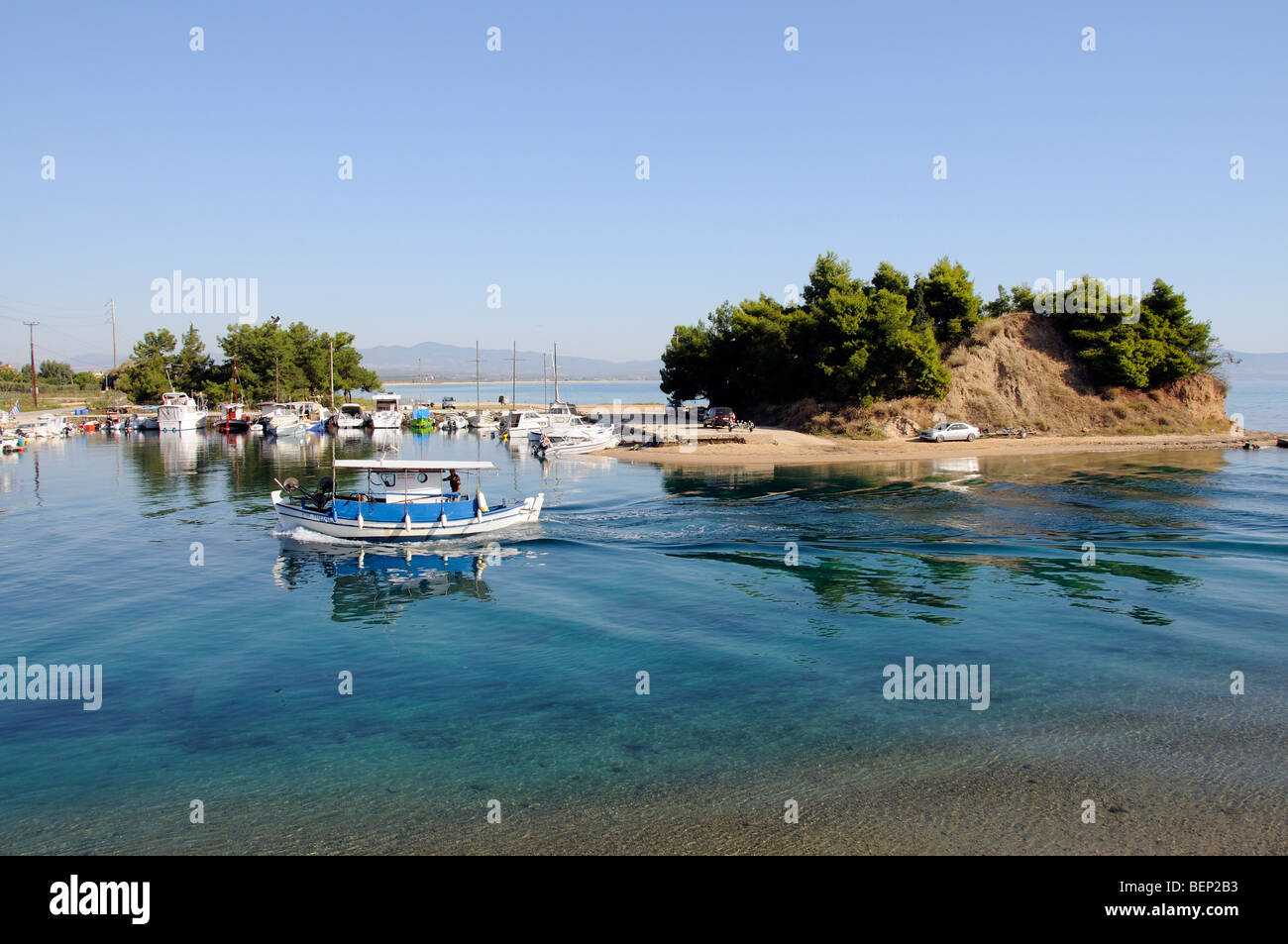 Bateau de pêche en cours sur l'entrée du canal à Nea Potidaia Potidaia la Grèce du nord la voie d'eau permet l'accès entre le Toro Banque D'Images