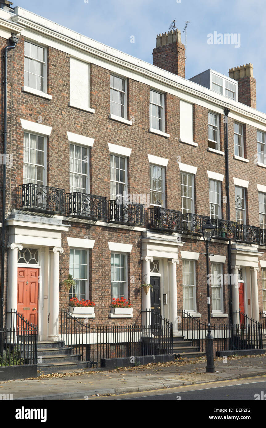 Élégante terrasse géorgienne rangée de maisons sur Canning Street dans le centre de Liverpool Banque D'Images