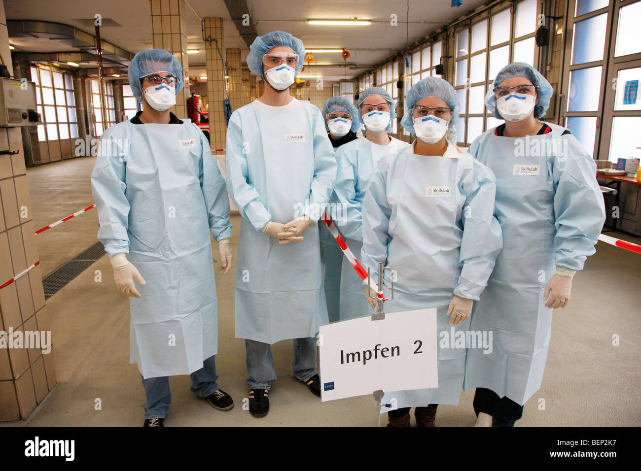 Exercice d'une brigade de pompiers, la vaccination de masse contre un virus pandémique, l'exercice, Essen, Allemagne. Banque D'Images