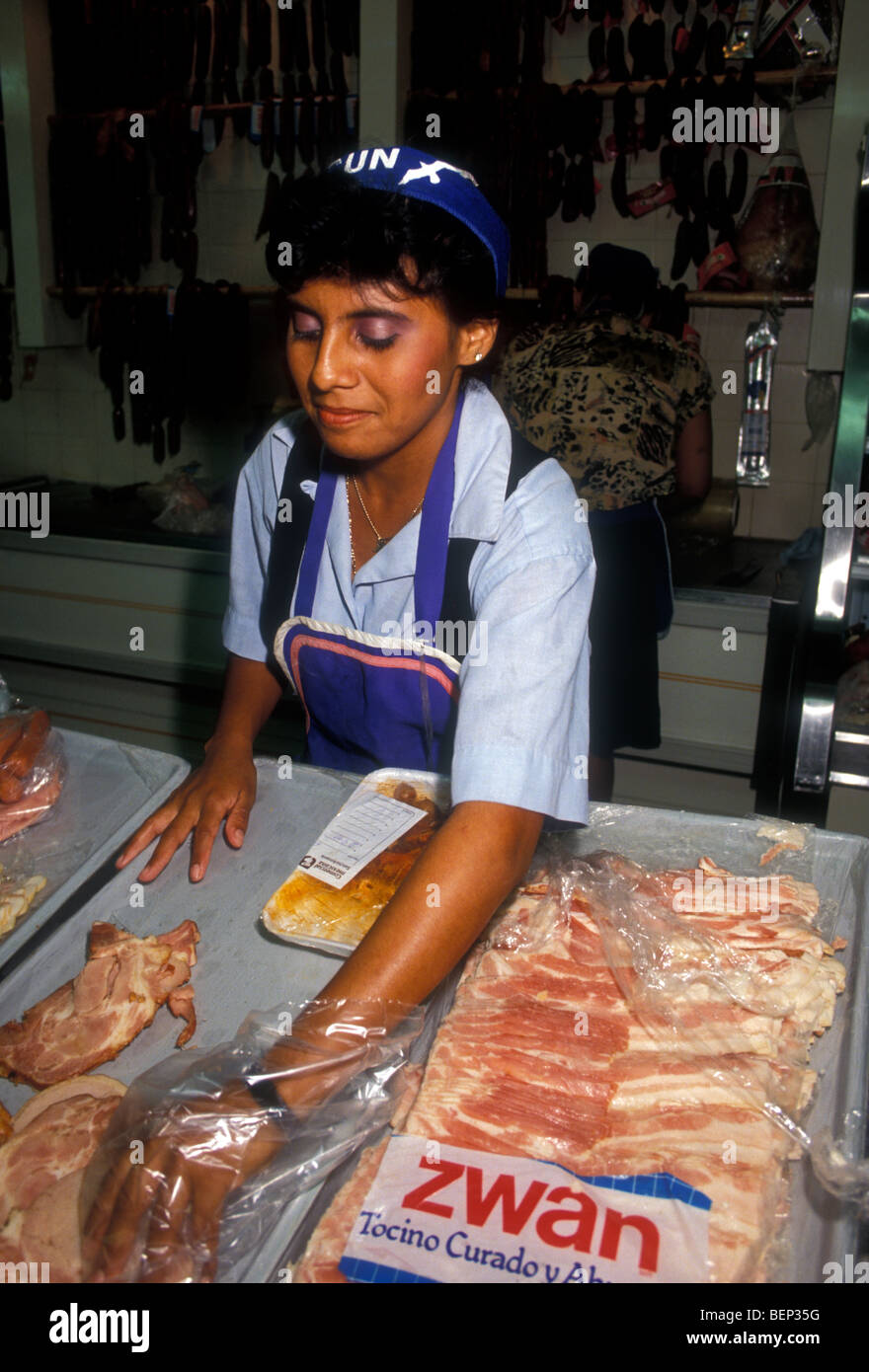Femme mexicaine, femme adulte, travaillant, boucherie, boucherie ministère, Comercial Mexicana, supermercado, supermarché, Cancun, Mexique Banque D'Images