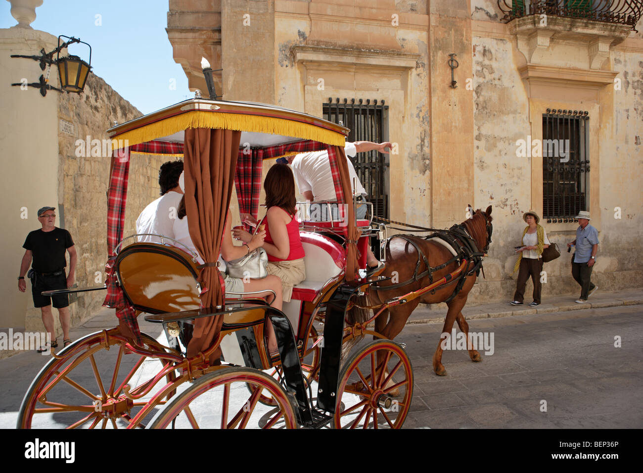 Karozzin, cheval et un chariot pour le tourisme, Mdina, Malte Banque D'Images