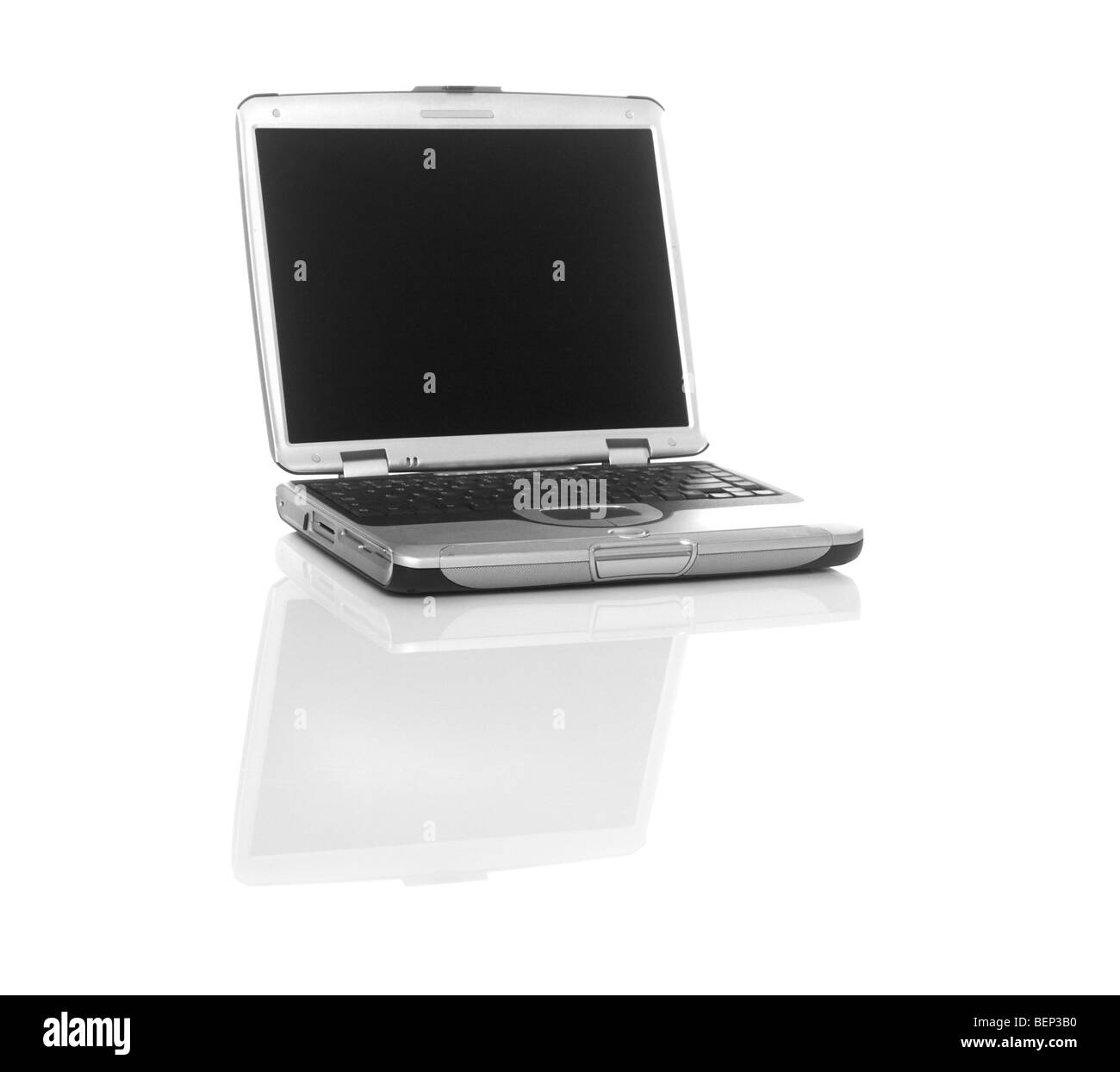 Pc portable d'argent sur fond blanc avec la réflexion Banque D'Images