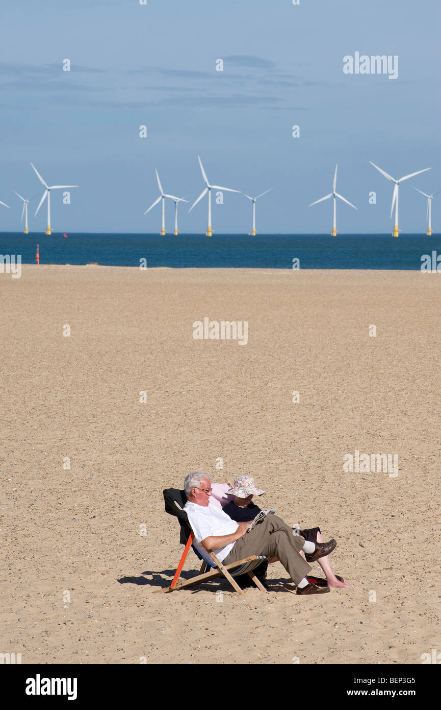 Les vacanciers et parc éolien offshore de Great Yarmouth, Norfolk, Angleterre Banque D'Images