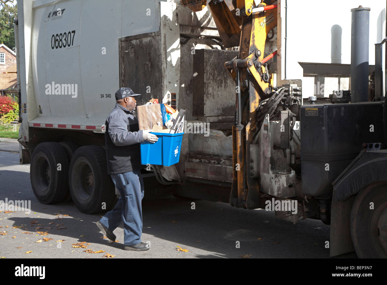 Detroit, Michigan - un travailleur de la ville recueille des matériaux pour le recyclage d'une maison sur la partie est de Detroit. Banque D'Images