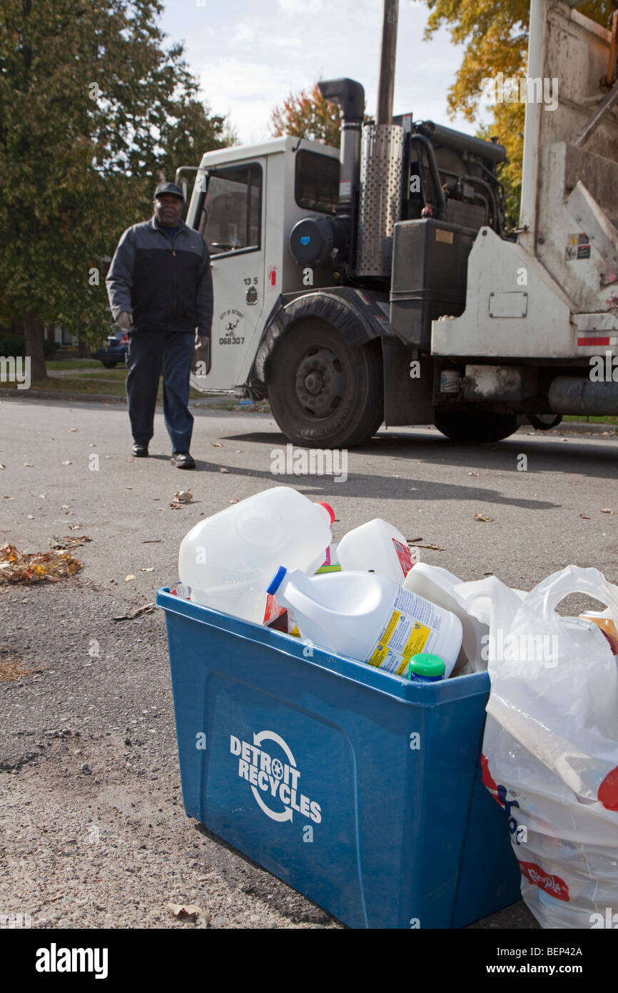Detroit, Michigan - un travailleur de la ville recueille des matériaux pour le recyclage d'une maison sur la partie est de Detroit. Banque D'Images