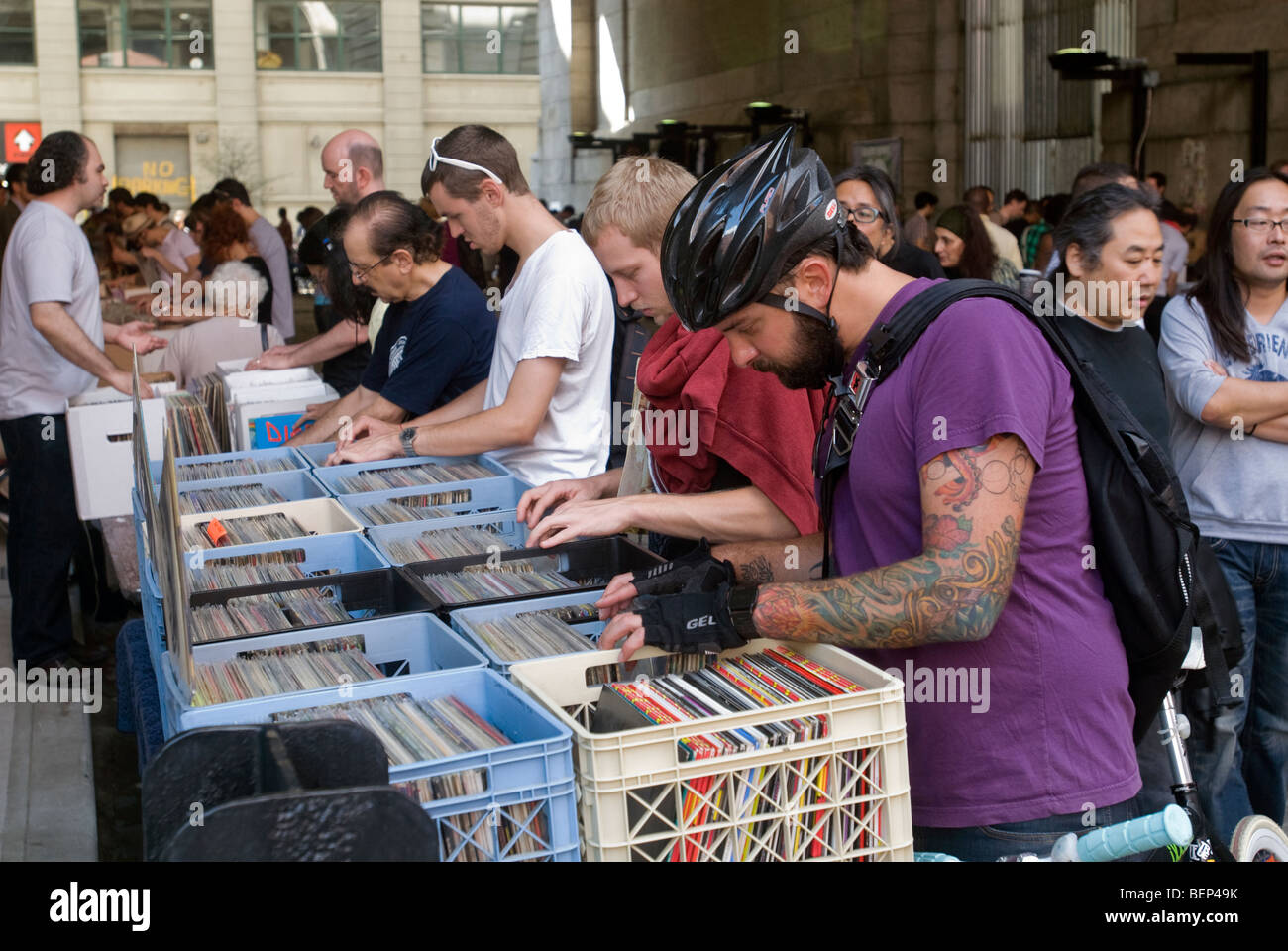 Les amateurs de musique trier des piles et des piles de vinyles à la Superstar Dj enregistrer juste à Brooklyn à New York Banque D'Images