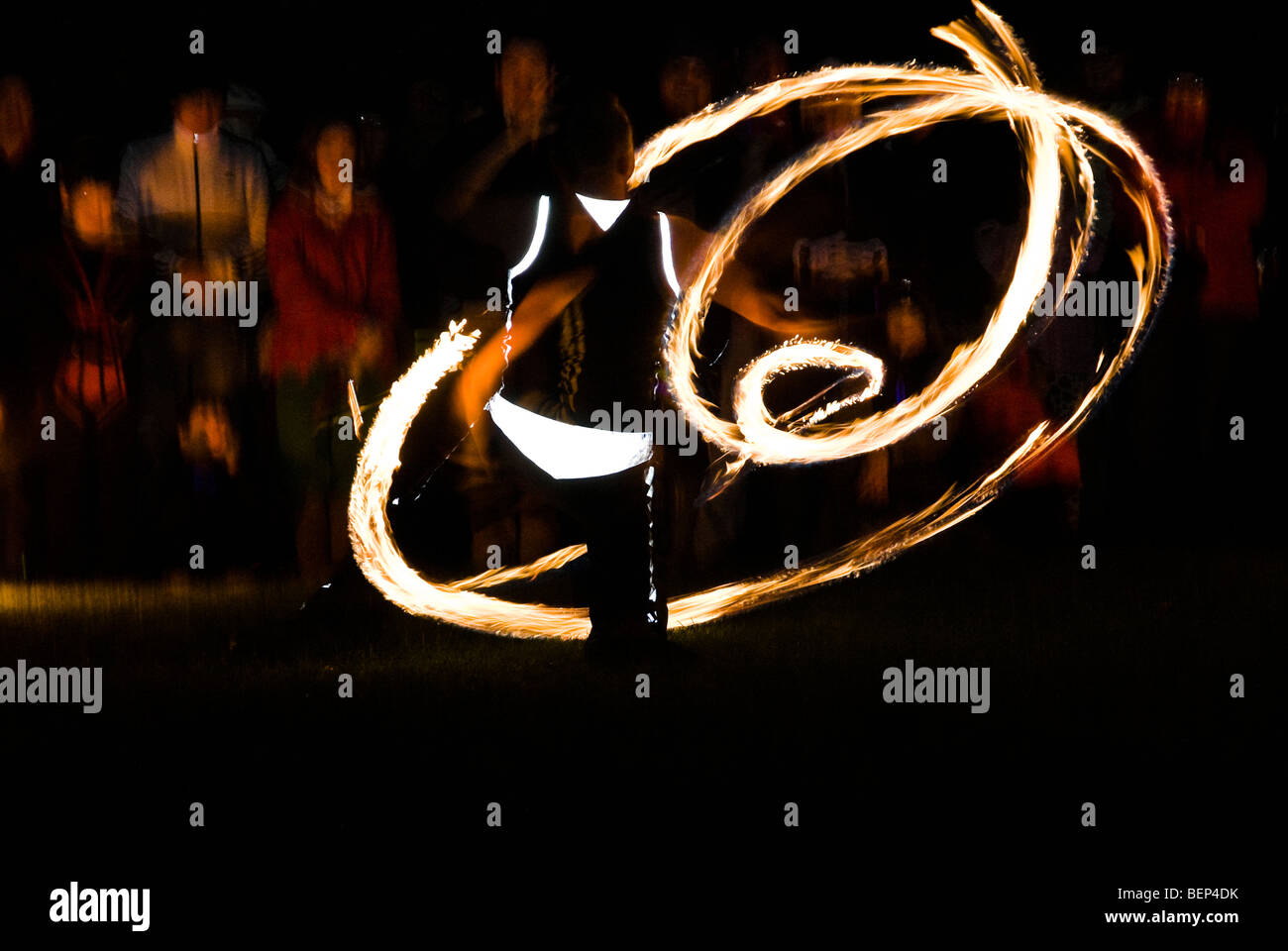 Un jongleur de feu de nuit fonctionne à Château de Muncaster soir de l'Halloween, Cumbria, England, UK Banque D'Images