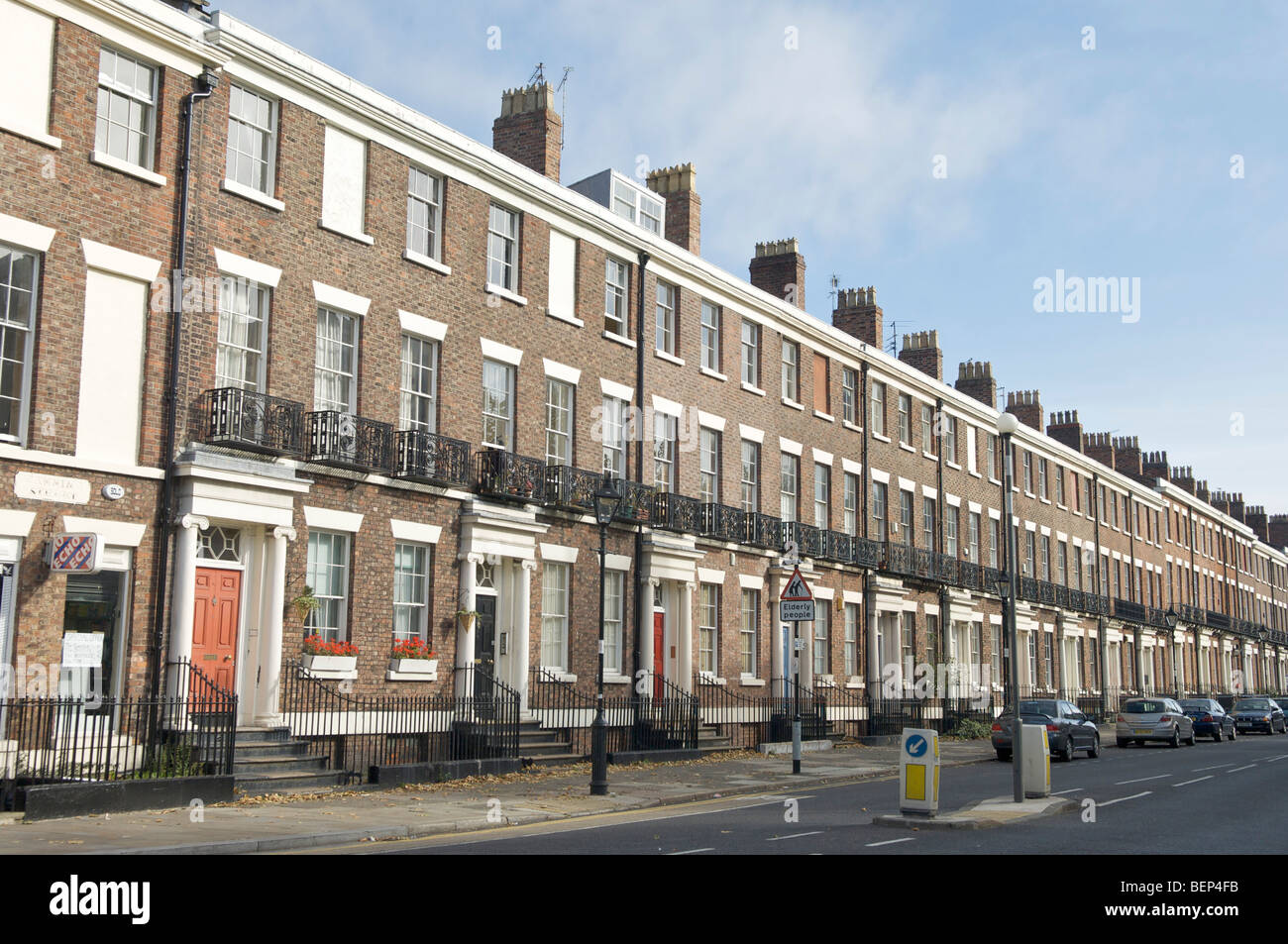 Élégante terrasse géorgienne rangée de maisons sur Canning Street, centre-ville de Liverpool Banque D'Images