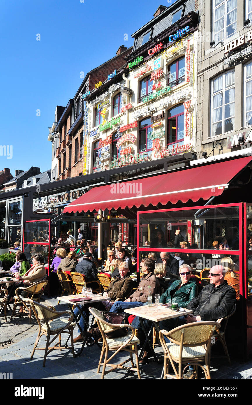 Les touristes assis sur l'asphalte café sur la Place du marché, Hasselt, Belgique Banque D'Images